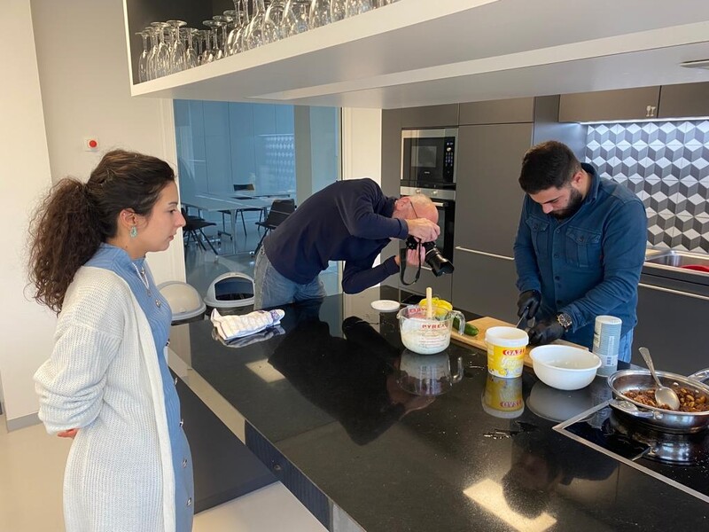 In een keuken neemt de fotograaf een detailfoto van de snijkunsten van de kok.