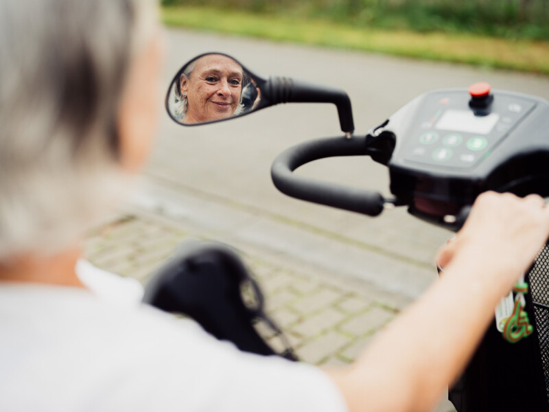 vrouw op scootmobiel