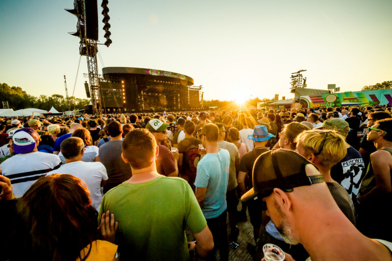 Festivalpubliek op Rock Werchter geniet van een concert van Nick Cave.