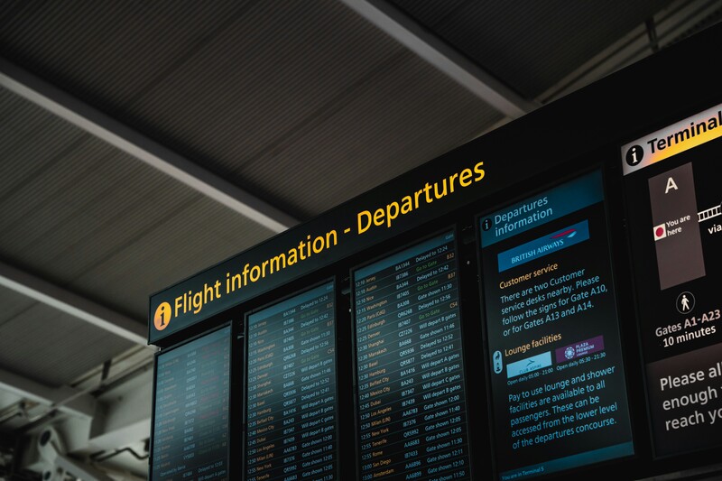 Informatieschermen op luchthaven met vertrektijden van vluchten
