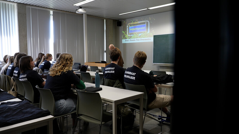 Studenten sociaal werk krijgen les over vrijwilligerswerk