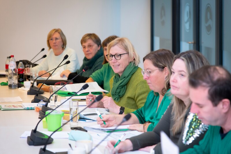 sociaal overleg, onderhandelende dames en heren vakbond