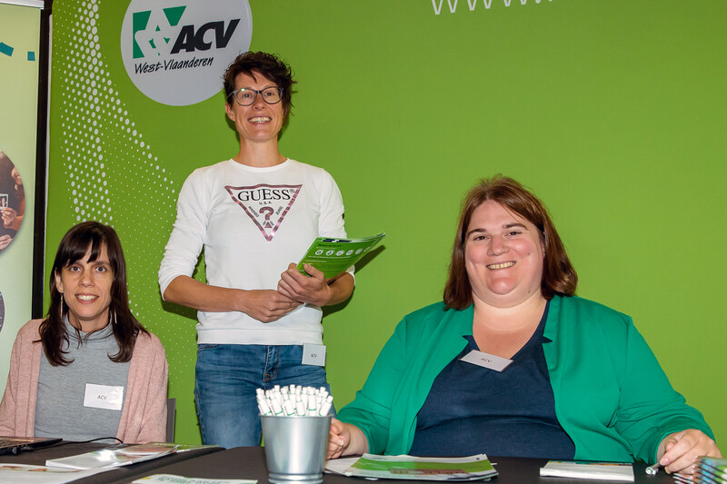 ACV-medewerkers Ilse Desramaults, Els Corneillie en Eline Vansteelandt informeren en begeleiden werkzoekenden op jobbeurs in Kuurne