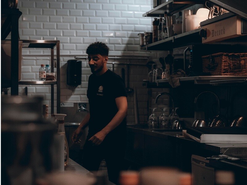 Jongeman werkt in keuken van horeca